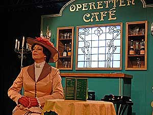 Im Caf&eacute; (Foto: Theater)