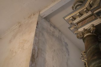 Im Inneren der Kirche finden sich viele solcher maroden Stellen und mancher Riss (Foto: Angelo Glashagel)