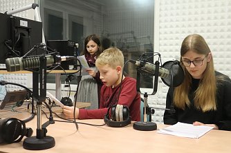Jetzt muss der Text sitzen - Radio machen ist schwerer als es sich anh&ouml;rt, das haben sie hier alle schon gelernt (Foto: Angelo Glashagel)