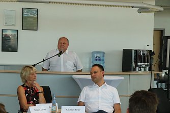 Auch unter Corona lie&szlig; es sich Helmut Peter nicht nehmen seine neuen Azubis und ihre Familien pers&ouml;nlich zu begr&uuml;&szlig;en (Foto: agl)