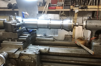 Uhlmanns Lindwurm wurde aus Stahl gedreht und ist um einiges kleiner als das Original (Foto: Albrecht Uhlmann)