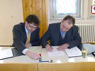 Saalbach und Rostek bei der Unterzeichnung (Foto: STWB)
