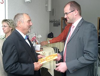 B&uuml;rgermeister Matthias Jendricke verabschiedet Bernd Heitmann (Foto: Holger Heitmann)