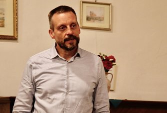 Dr. Mario K&uuml;&szlig;ner konnte mit seinem Team &uuml;ber 10.000 Objekte vor dem Bagger retten und stand gestern im Heringer Schloss noch einmal Rede und Antwort (Foto: agl)