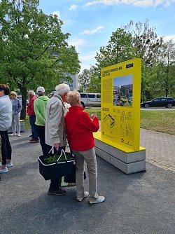 Ein &auml;lteres Paar liest an einer der IBA-Ausstellungstafeln in Nordhausen-Nord. (Foto: SWG Nordhausen/Susanne Schedwill)