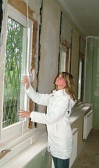 Raumausstaterin nimmt Ma&szlig; (Foto: Lift)