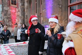Stollen, Gl&uuml;hwein und weihnachtliche Atmosph&auml;re - B&uuml;rgermeisterin Rieger, Andreas Trump und der Weihnachtsmann &uuml;bernahmen die Er&ouml;ffnung des Weihnachtsmarktes (Foto: agl)