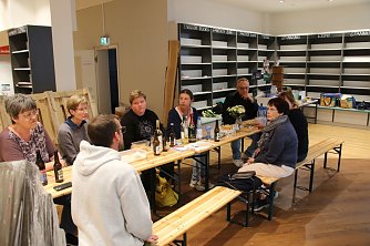 Zwischen leeren Regalen und Umzugskisten lie&szlig; man gestern in kleiner Runde die guten Jahre Revue passieren (Foto: agl)