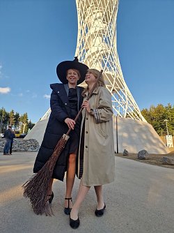 Die zwei Damen hinter dem Besen: Jessica Piper vom Landratsamt und Projektleiterin Veronika T&ouml;pfer (Foto: agl)