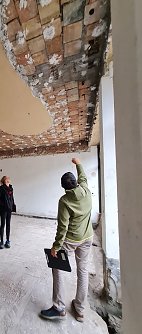 Architekt Detlef Schmidt zeigt den fehlerhaften Deckenverbund in einem der leeren L&auml;den. (Foto: SWG)