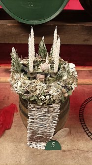 So sieht der Gewinnerkranz des diesj&auml;hrigen Wettbewerbs in der Traditionsbrennerei aus.  (Foto: Thomas M&uuml;ller)