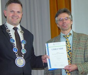 &Uuml;berreicht (Foto: A. Schelenhaus)