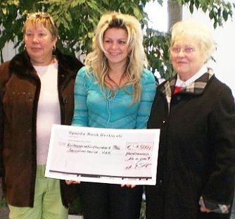 &Uuml;bergeben (Foto: VdK)