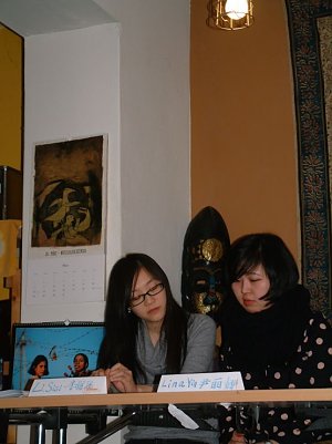 Li Sisi und Lina Yin gestalteten die Lesung mit (Foto: Angelo Glashagel)