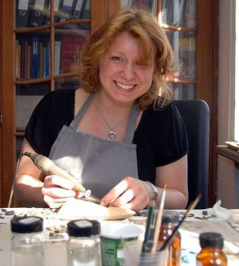 Frau Lincke bei der Arbeit (Foto: Stadtverwaltung Krefeld)