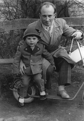 Hans Ehrhardt 1960 mit seinem Stiefsohn Jens in Berlin. Im gleichen Jahr &uuml;bernahm er das MOSAIK als verantwortlicher Redakteur; Foto: Privatarchiv H. Barth (Foto: privat)