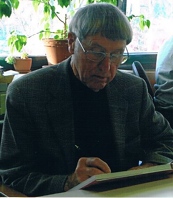 Pr&uuml;ssen beim Signieren (Foto: privat)