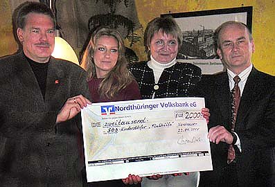 Geld &uuml;bergeben (Foto: nnz)