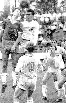 Kopfballduell (Foto: Archiv Verkouter)