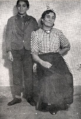 Franz Rosenbach mit seiner Mutter C&auml;cilie, 1938.  (Foto: Dokumentations- und Kulturzentrum Deutscher Sinti und Roma Heidelberg)
