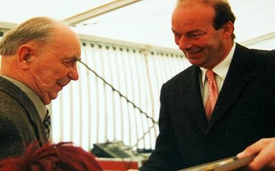 Landrat Joachim Claus w&uuml;rdigt Dr. Elmer im Jahr 2001 (Foto: Archiv Kreisverwaltung)