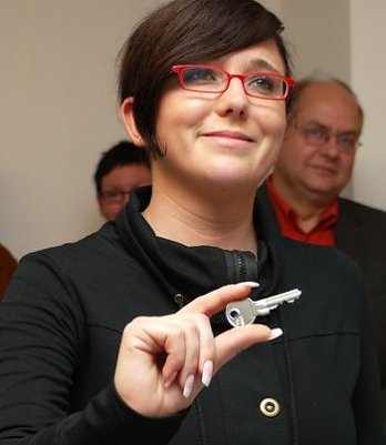 Elisabeth Friesen mit Schl&uuml;ssel (Foto: nnz)