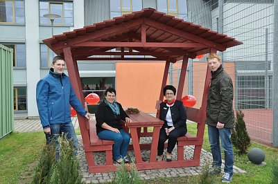 Frau Ostwald, Oliver Myler, Kenny Riemann beim Rundgang mit Sparkassenfilialleiterin Doreen Letzsch (Foto: Kreissparkasse Nordhausen)