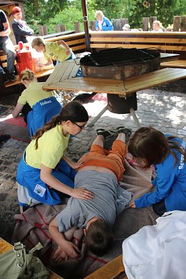 Ersthelfer &uuml;bten den Ernstfall (Foto: DRK Nordhausen)