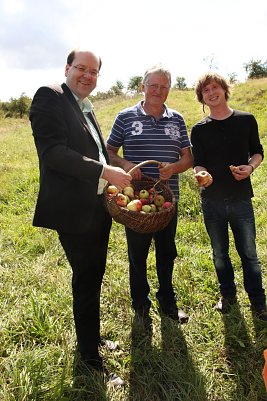 Minister Meyer, Wiesenbesitzer Gerd Ulm und Direktkandidat f&uuml;r der Gr&uuml;nen f&uuml;r den Th&uuml;ringer Landtag, Christian Darr (Foto: B&uuml;ndnis '90 Die Gr&uuml;nen Nordhausen)