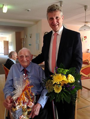 Oberb&uuml;rgermeister Zeh gratuliert Machlitt zum 100j&auml;hrigen (Foto: Ilona Bergmann)