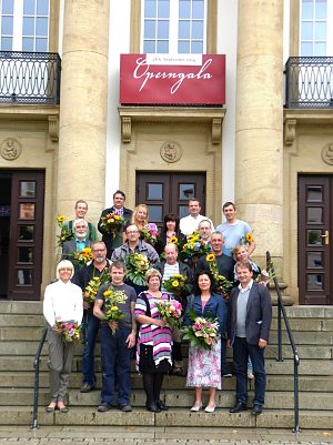 erwaltungsdirektorin Angela Kalms (vorne li.) und Intendant Lars Tietje (vorne re.) mit den Jubilaren (Foto: Birgit Susemihl)
