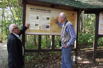 Wilhelm Roth (rechts) und Karl Hofhans vor einer Informationstafel im B&auml;renpark (Foto: Kurt Frank)