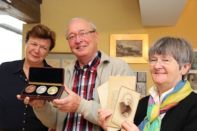 Zusammen mit seiner Frau Waltraut Burmeister-Dannemann &uuml;bergab Herr Dannemann drei K&uuml;tzing-Medaillen sowie weiteres Zeitzeugenmaterial seines Vorfahren dem Museum als Dauerleihgabe. (Foto: Ilona Bergmann)