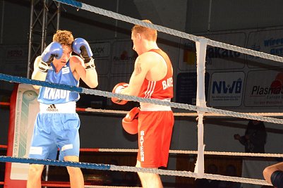 Drei K&auml;mpfe, zwei Siege: Im Leichtgewicht wird erneut Tobias Tatai (blaues Dress) f&uuml;r den NSV in den Ring steigen (Foto: Sandra Arm)