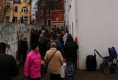 Vor der Lebensmittelausgabe der Nordh&auml;user Tafel herrschte ein Tag vor Weihnachten gro&szlig;er Andrang (Foto: Angelo Glashagel)