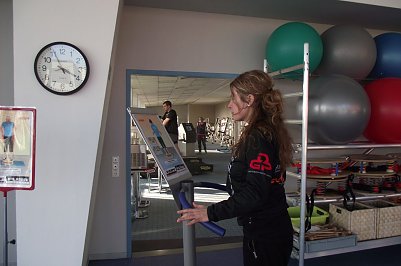 Kristin Goepp-Erny f&uuml;hrt ein neues Trainingsger&auml;t vor. Im Hintergrund der Fitness-Raum, der ebenfalls neue Sportger&auml;te erh&auml;lt.  (Foto: Kurt Frank)