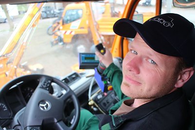 Die Mitarbeiter m&uuml;ssen ein wenig mehr k&ouml;nnen als nur einen Unimoc fahren: ein Gro&szlig;teil der zweit&auml;gigen Ausbildung befasste sich mit der Technik der Arbeitsger&auml;te (Foto: Angelo Glashagel)