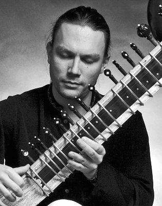 Sebastian Dreyer wird der "indischen Dichtung" an der Sitar den musikalischen Rahmen verleihen (Foto: F&ouml;rderverein Park Hohenrode)