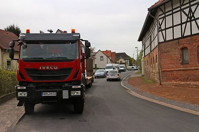 Neu ausgebaut durch Stadt und Anwohner - die Stra&szlig;e "Vor dem Dorf" in Herreden (Foto: Angelo Glashagel)