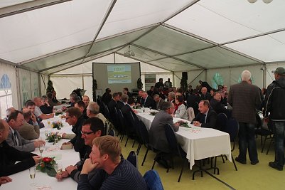 Zur Inbetriebnahme waren viele G&auml;ste erschienen (Foto: Angelo Glashagel)