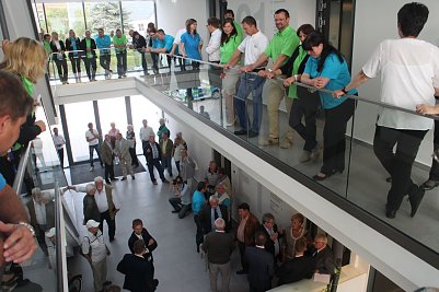 Nicht nur die Mitarbeiter waren neugierig, es hatten sich auch zahlreiche Besucher eingefunden (Foto: Angelo Glashagel)