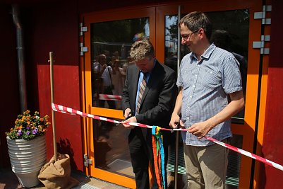 Mit dem Banddurchschnitt er&ouml;ffneten Oberb&uuml;rgermeister Zeh und er Vorsitzende des F&ouml;rdervereins Torsten Praetorius die neuen R&auml;ume (Foto: Angelo Glashagel)