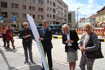 v.l.: Helmut Ostermann, OB Dr. Klaus Zeh, Gisela St&ouml;tzer und Hannelore Haase - "Das Werk ist vollbracht" (Foto: Angelo Glashagel)