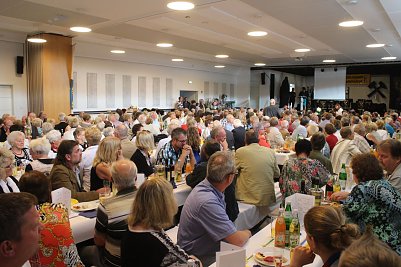"Man k&ouml;nnte meinen wir h&auml;tten die Halle zu klein gebaut" - zur Er&ouml;ffnung war Sollstedts neue Festhalle gleich voll besetzt (Foto: Angelo Glashagel)