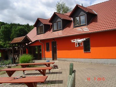 Drohne &uuml;ber dem Vereinsheim der Neust&auml;dter Golfer (Foto: Hans-Leopold Holzapfel)