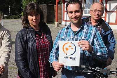 v.l. Carmen Witzel und Norman Zinke mit der Auszeichnung "Bett and Bike" (Foto: Angelo Glashagel)