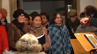 Bunt gemischt und international besetzt - der Chor des Nordh&auml;user Theaters (Foto: Angelo Glashagel)