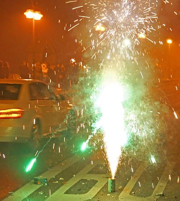 Wer sein Auto in der Silvesternacht nicht vor den Feuerwerksk&ouml;rpern besch&uuml;tzt, startet unter Umst&auml;nden mit einer b&ouml;sen &Uuml;berraschung ins neue Jahr (Foto: Foto: dmd/thx)