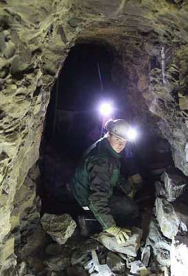 Trockenmauern errichten wie "die Alten" - die beiden Azubis bei der Arbeit (Foto: Angelo Glashagel)