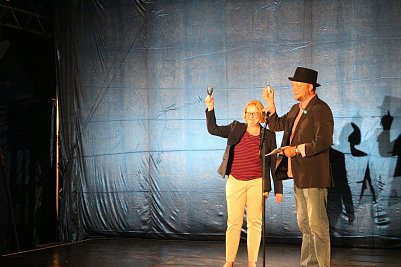 Zirkusdirektor Tom Landsiedel und Nordhausens B&uuml;rgermeisterin Jutta Krauth weihten das Zelt stilecht mit Korn ein (Foto: Angelo Glashagel)